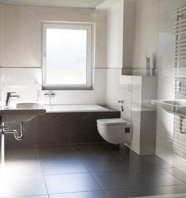 Tageslichtbad mit Badewanne und Walk-In-Dusche