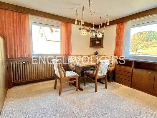 Esszimmer mit Durchgang zum Wohnzimmer