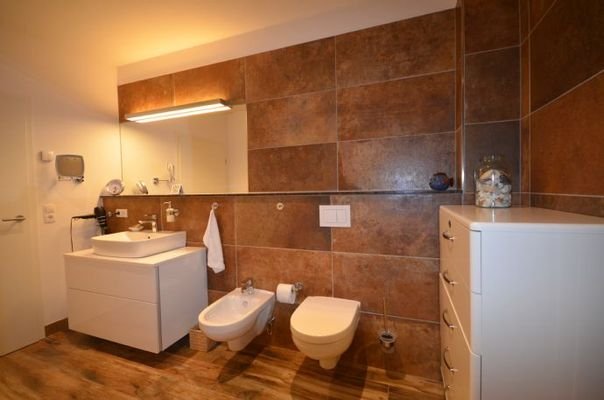 9                        Bad - Waschtisch - Bidet 