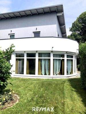 Wohnzimmer mit Panoramafenster