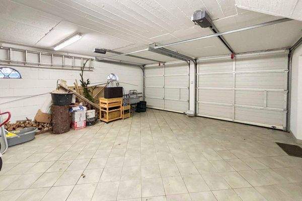 große Doppelgarage