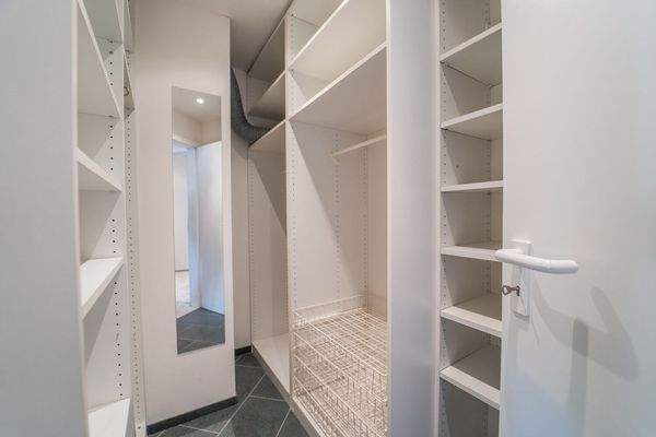 Kompaktes Ankleidezimmer für optimalen Komfort