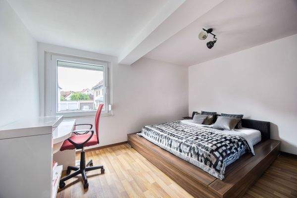 Schlafzimmer mit integriertem Arbeitsplatz