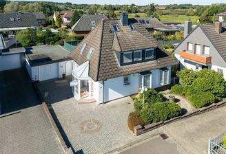 Luftbild mit Zufahrt und Garage