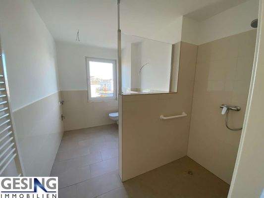 mit bodenebenen Duschbereich