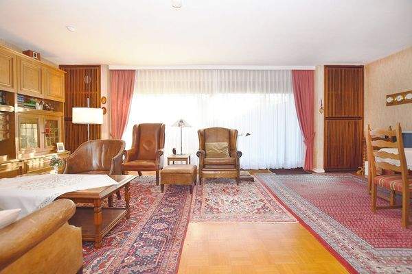 Der Wohnbereich bietet Parkett und eine Schiebetür Richtung Terrasse.