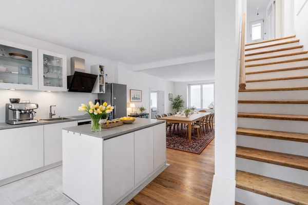 Küche und Treppe ins 1. OG - Möblierung visualisiert