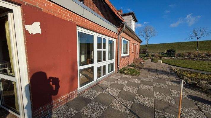 sonnige Terrasse vor dem Haus