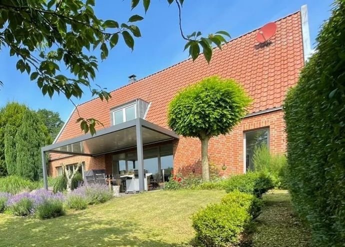 Architektenhaus in traumhafter Lage in Langenhagen, 5 Zimmer unverbaubare Aussicht, großes Garagenhaus