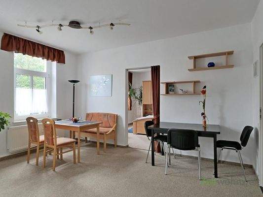 Blick zu Esstisch und Schlafzimmer