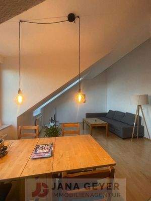 Wohnzimmer mit offener Küche