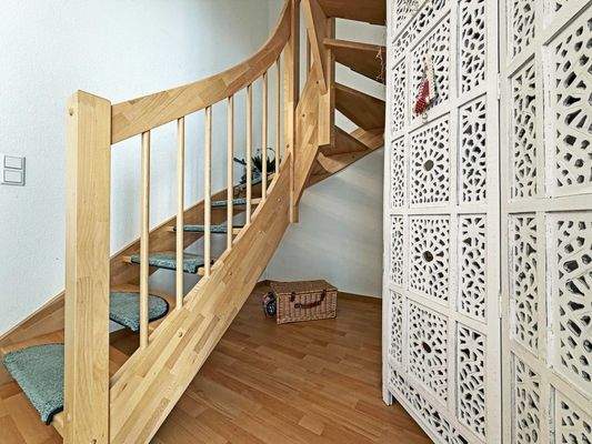 EG Diele: Die massive Treppe verbindet beide Etagen und führt ins Obergeschoss