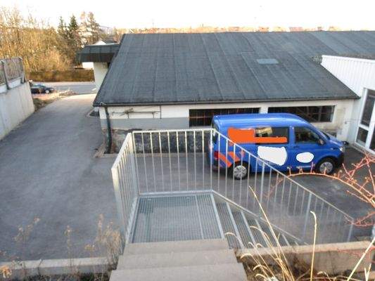 Halle 4 Aussenbereich mit Parkplätzen