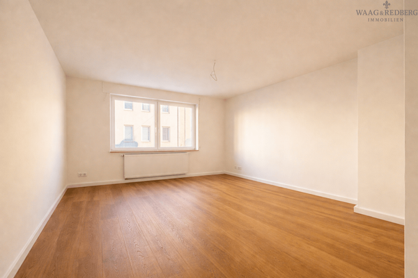 Schönes großes Schlafzimmer mit großen Fenstern