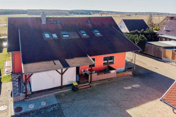 Haupthaus Außenansicht Innenhof