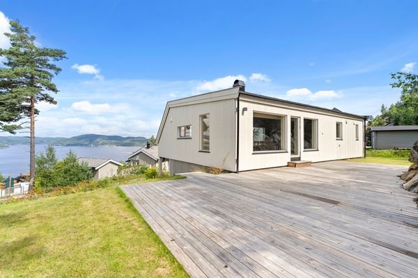 Terrase und Ausblick auf den Fjord.jpg