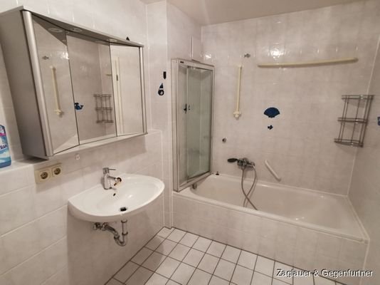Bad mit Wanne und klappbarer Duschwand