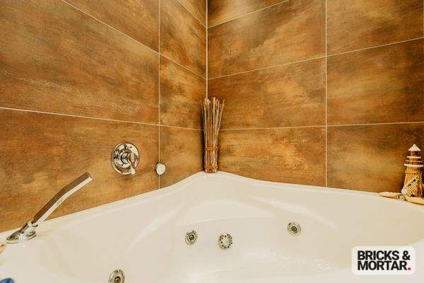 Eckbadewanne mit Whirlpool-Funktion