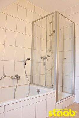 ... mit Wanne und Dusche