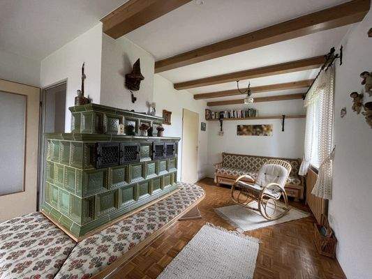 Esszimmer mit Kachelofen