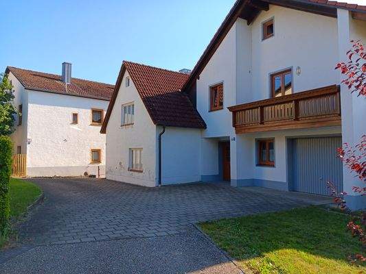 Schulstr. 6 + 8 mit Zufahrt und Garage