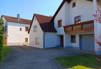 Schulstr. 6 + 8 mit Zufahrt und Garage