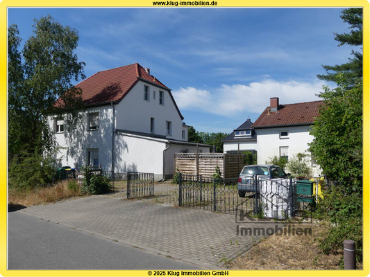 Straßenansicht MFH und EFH Bil