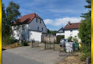 Straßenansicht MFH und EFH Bil