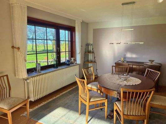 Essbereich mit Blick in die Natur