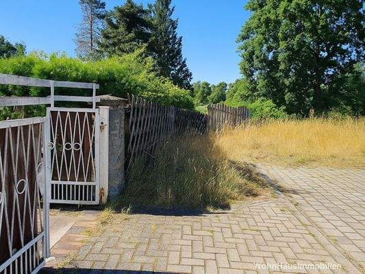 Im Zuge der Grundstücksteilung muss die Straße verlägert werden