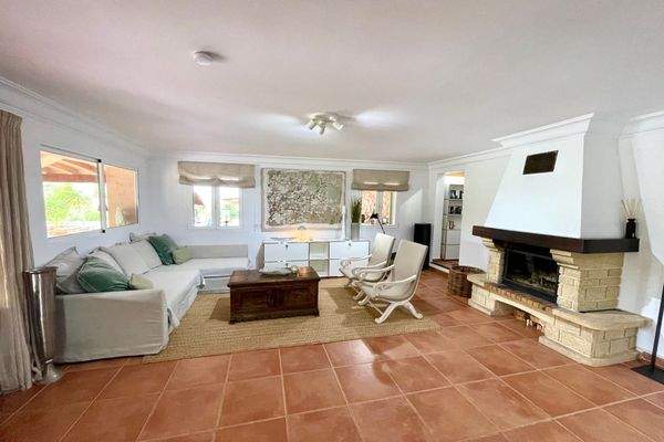 Heller Wohnbereich mit Kamin