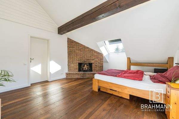 Schlafzimmer mit Kamin