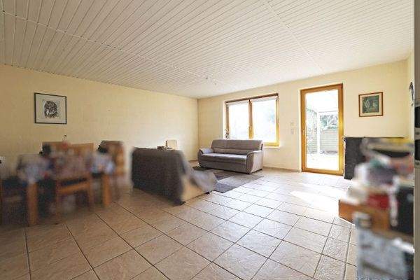 Wohnzimmer mit Ausgang zum Garten