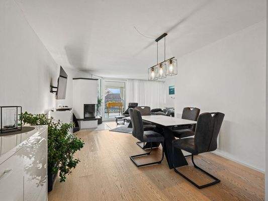 Essbereich mit angrenzendem Wohnzimmer