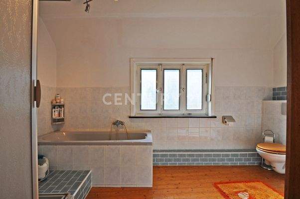 Badezimmer mit Wanne und Dusche