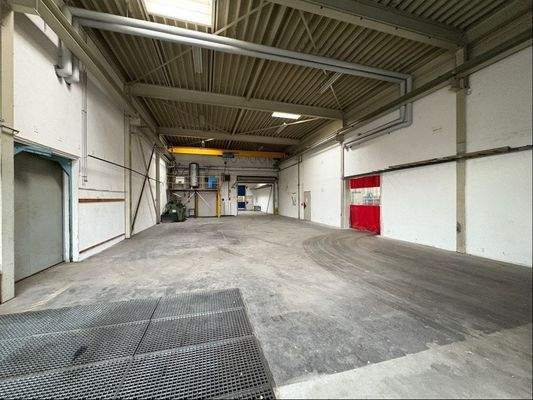 Halle mit Krananlage