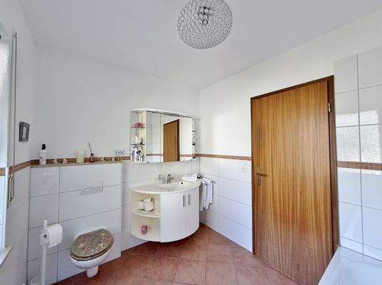 Anbau / EG-Wohnung / Tageslicht-Wannenbad