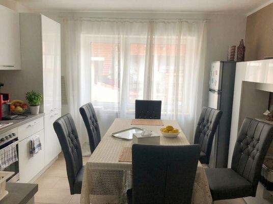 Küche mit Essbereich