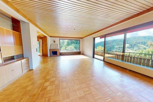 Riesiges Wohnzimmer mit Zugang zum Balkon im EG