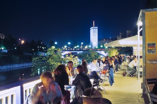 Szene am Donaukanal, einige Schritte entfernt