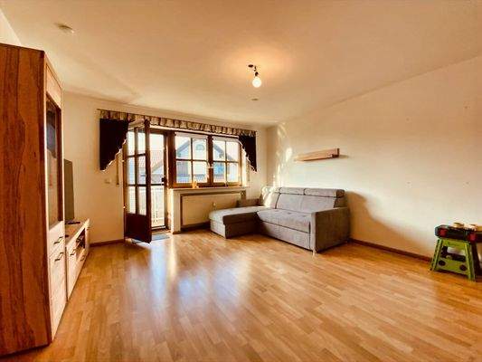 heller Wohnbereich mit Westbalkonzugang