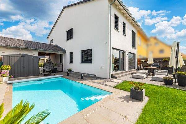 Modernes Wohnhaus mit exklusivem Pool