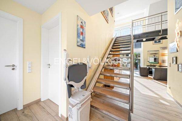 Diele mit Treppe und Treppenlift zum Obergeschoss
