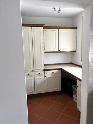 ...anschl. großer Speisekammer