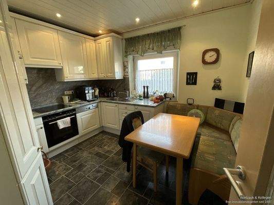 Küche mit Einbauküche