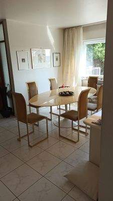 ...mit bequemen Stühlen