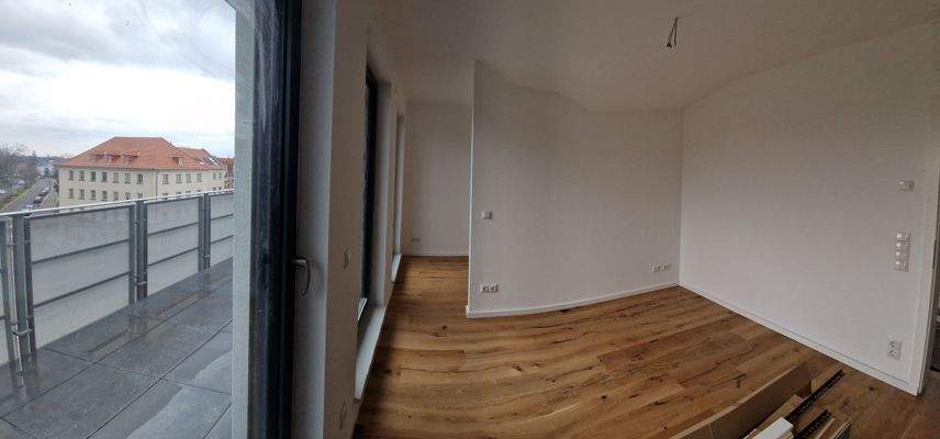 Schlafzimmer mit Zugang zur Ankleide