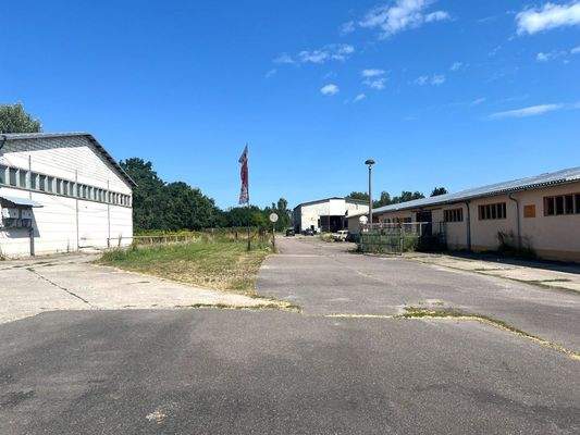 Zufahrt und Freifläche