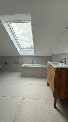 Tageslichtbad mit Badewanne