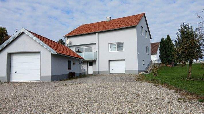 2 Garagen und große Parkfläche